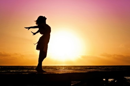 Voor veel mensen is vakantie een tijd van ontspanning, ontdekking en samenzijn. Maar met een bipolaire aandoening als je het zelf hebt of als naaste kan vakantie juist extra spanning geven. Het ritme valt weg, prikkels nemen toe, medicatie speelt...
